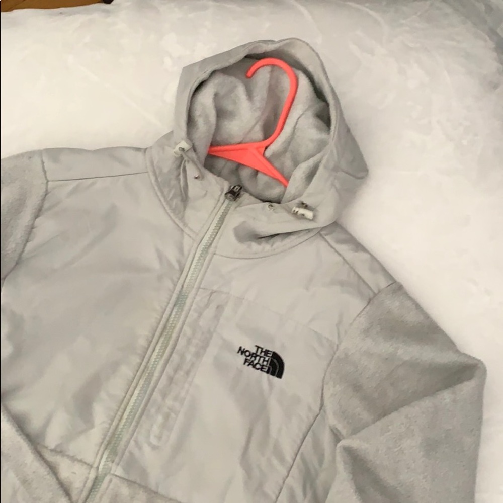 ✔️⚫️the north face Grey zip up size Medium✔️⚫️